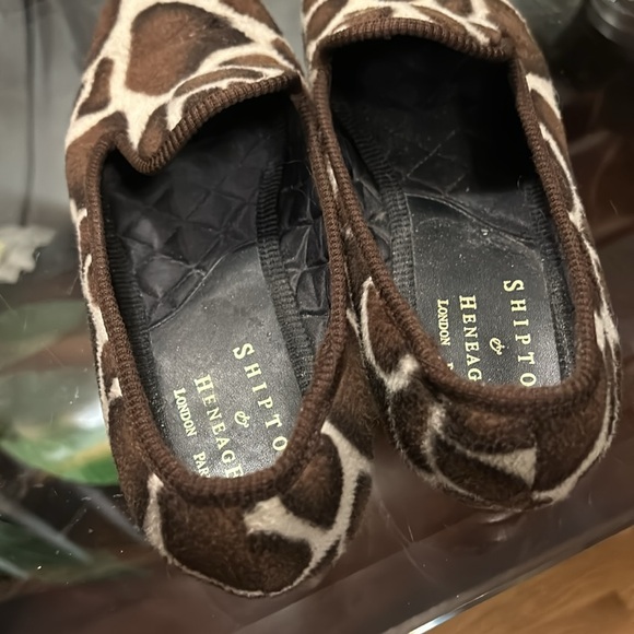 Shipton & Heneage EUC handmade giraffe “slippers” - Picture 2 of 8